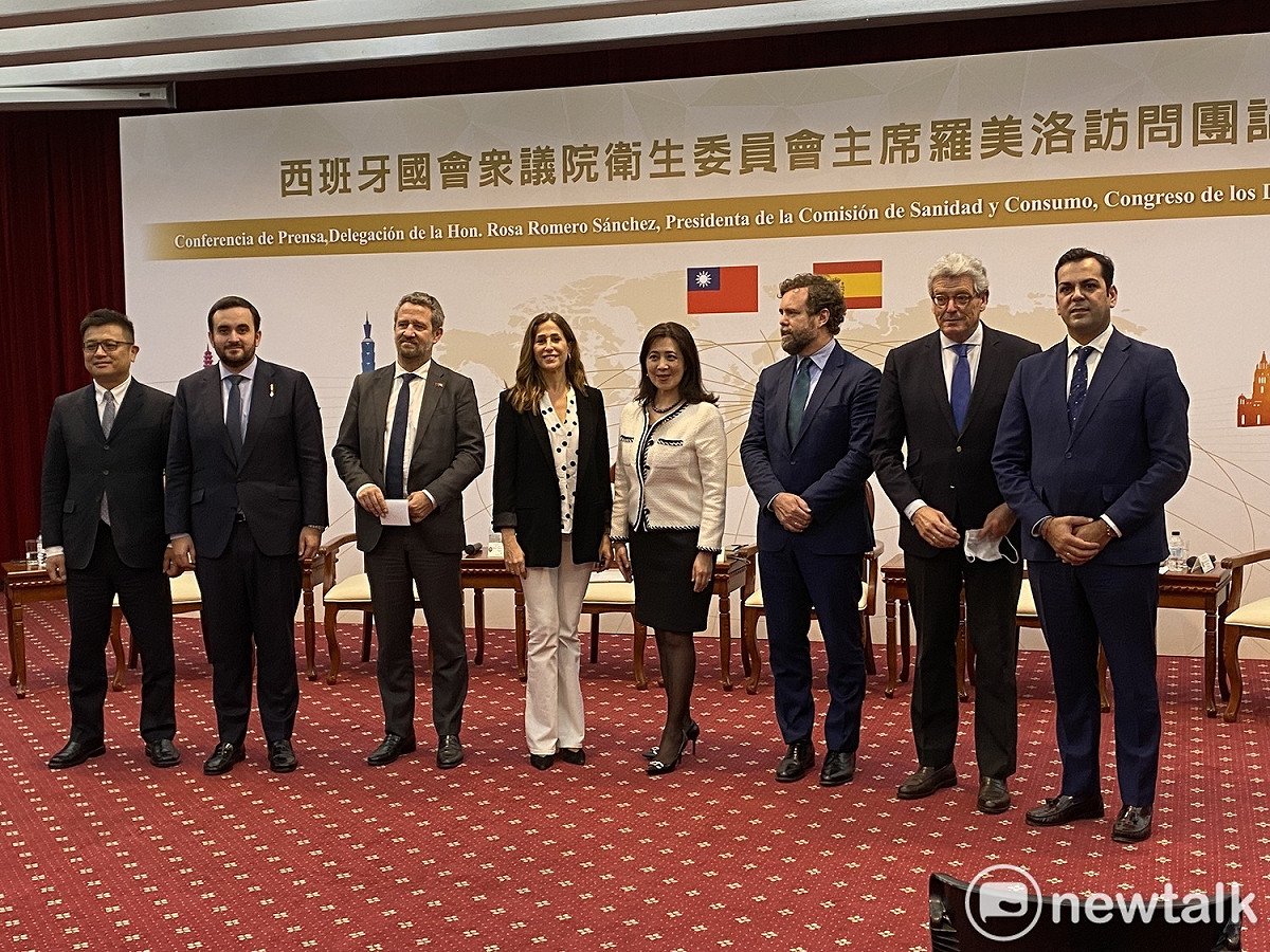 西班牙眾議院衛生委員會主席羅美洛（左3）率領5位議員訪台，與外交部發言人歐江安（中）合影。 圖：周煊惠 / 攝