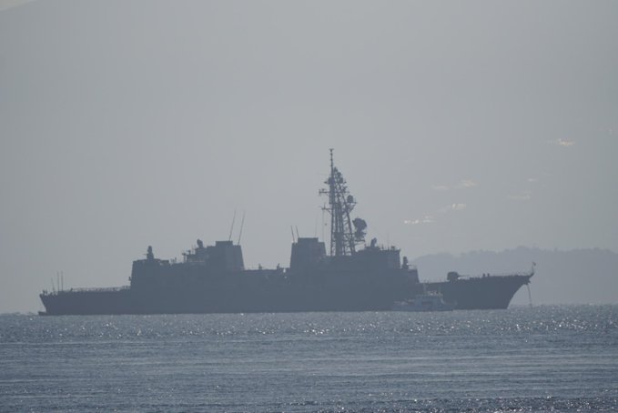 日本海上自衛隊「村雨級」(むらさめ型)護衛艦「電號(いなづま，DD-105)」10日擱淺在山口縣周大島町衝神室島外海的瀨戶內海海域，到目前艦船仍無法移動。 圖：翻攝@powerchankawaii推特