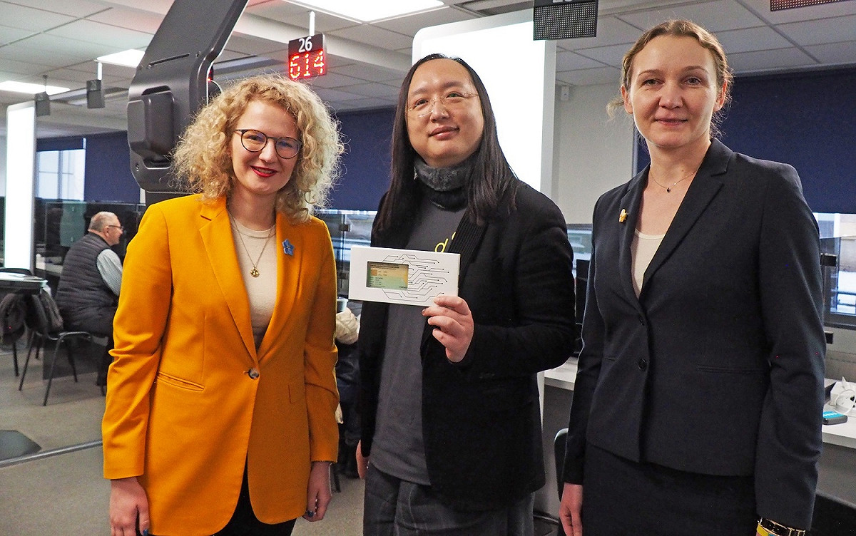 唐鳳部長在立陶宛經濟創新部長阿爾莫奈特（Aušrinė Armonaitė）陪同下，前往申辦立國自然人憑證（e-resident card）。 圖：數位發展部提供