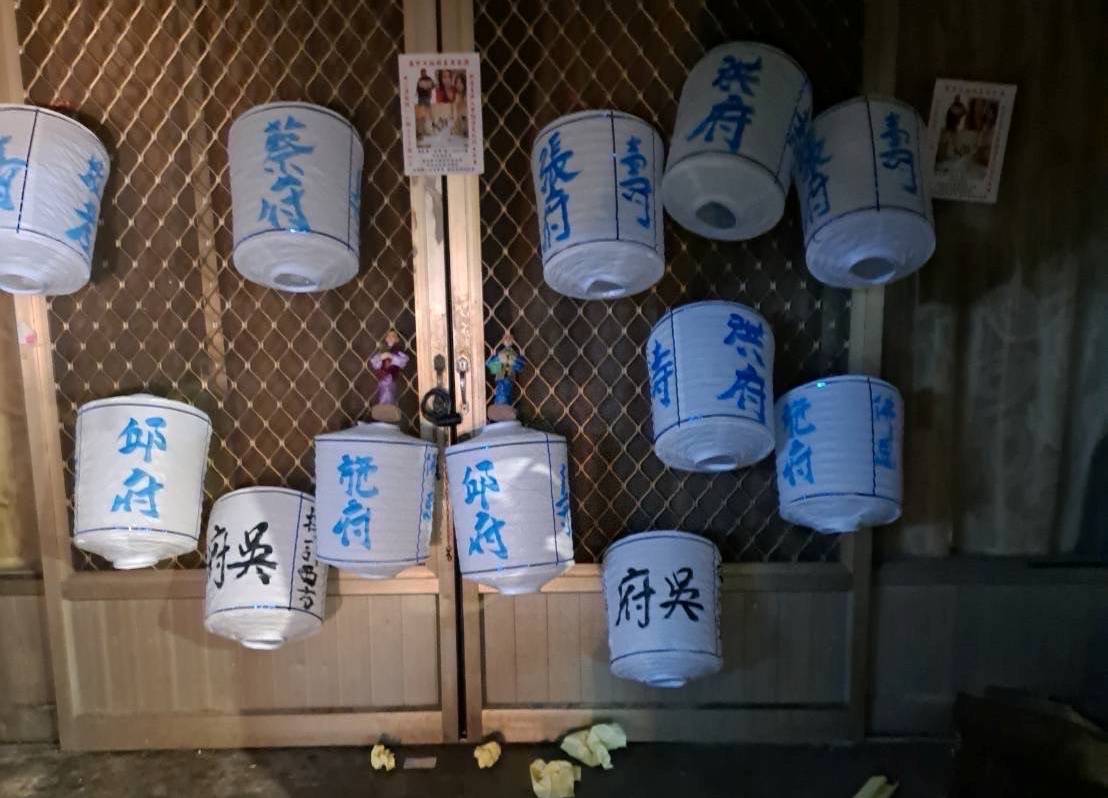 嫌犯在被害人住處吊掛冥燈。 圖：高市警刑大/提供