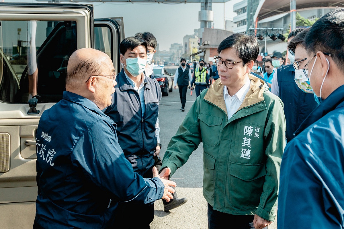陳其邁(右二)迎接蘇貞昌。 圖：高雄市政府/提供