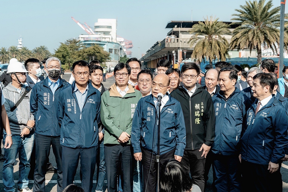 蘇貞昌(中)視察前鎮漁港改建工程。 圖：高雄市政府/提供