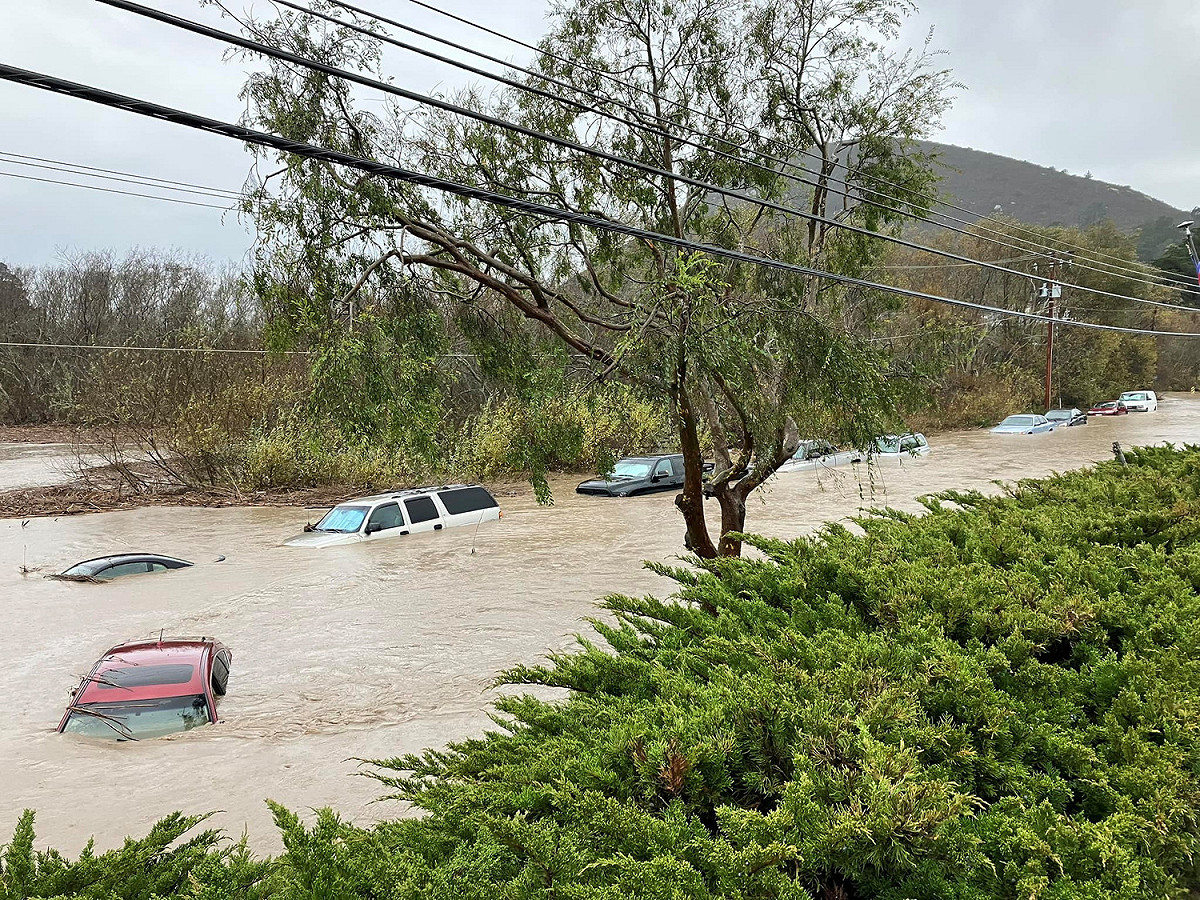暴風雨更導致交通癱瘓，加州已有數十條高速公路無法通行。加州交通局表示，截至 11 日晚，至少有 40 條州際公路關閉。 圖：擷自推特@inquirerdotnet