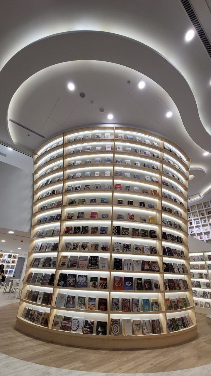 益品書屋有近4000本精裝圖文書，館內氛圍優雅寧靜。 圖：益品書屋淡水館提供