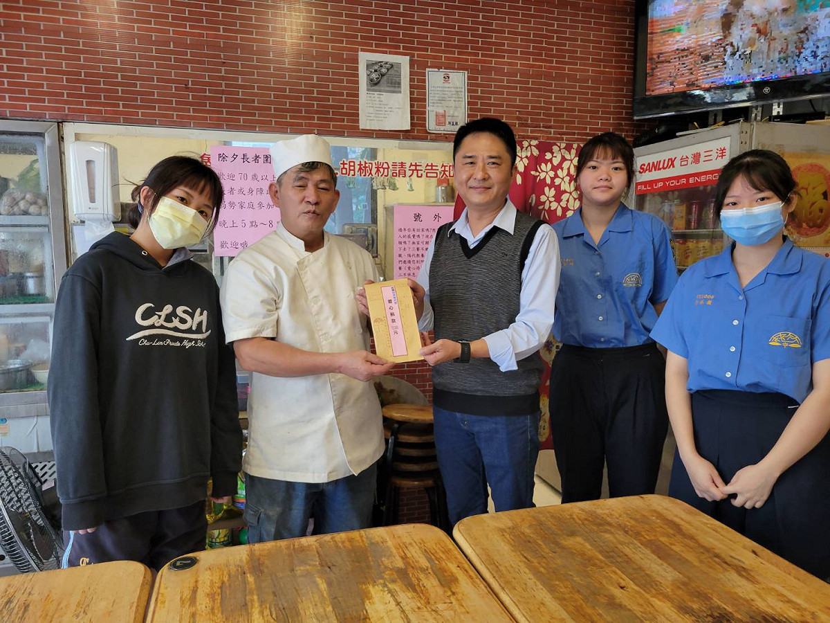 左起：學生班聯會主席張妤宣、「阿興滷肉飯」陳老闆、竹林中學校長盧志雄、愛心社社長葉姿吟、副社長郭姵穎。 圖：竹林中學提供