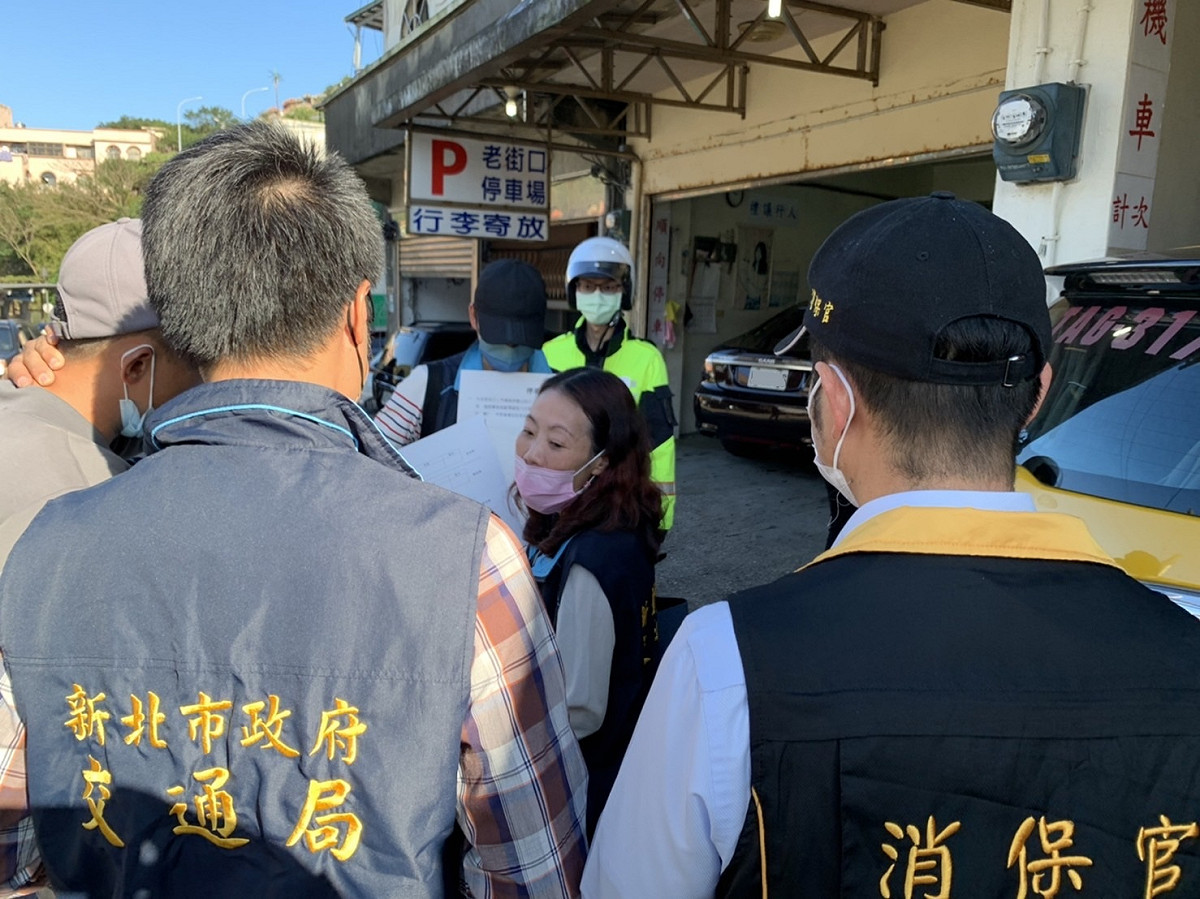 交通局今(13)日再度會同市府消保官、瑞芳警分局針對九份地區18家私人停車場聯合稽查。 圖：新北市交通局提供