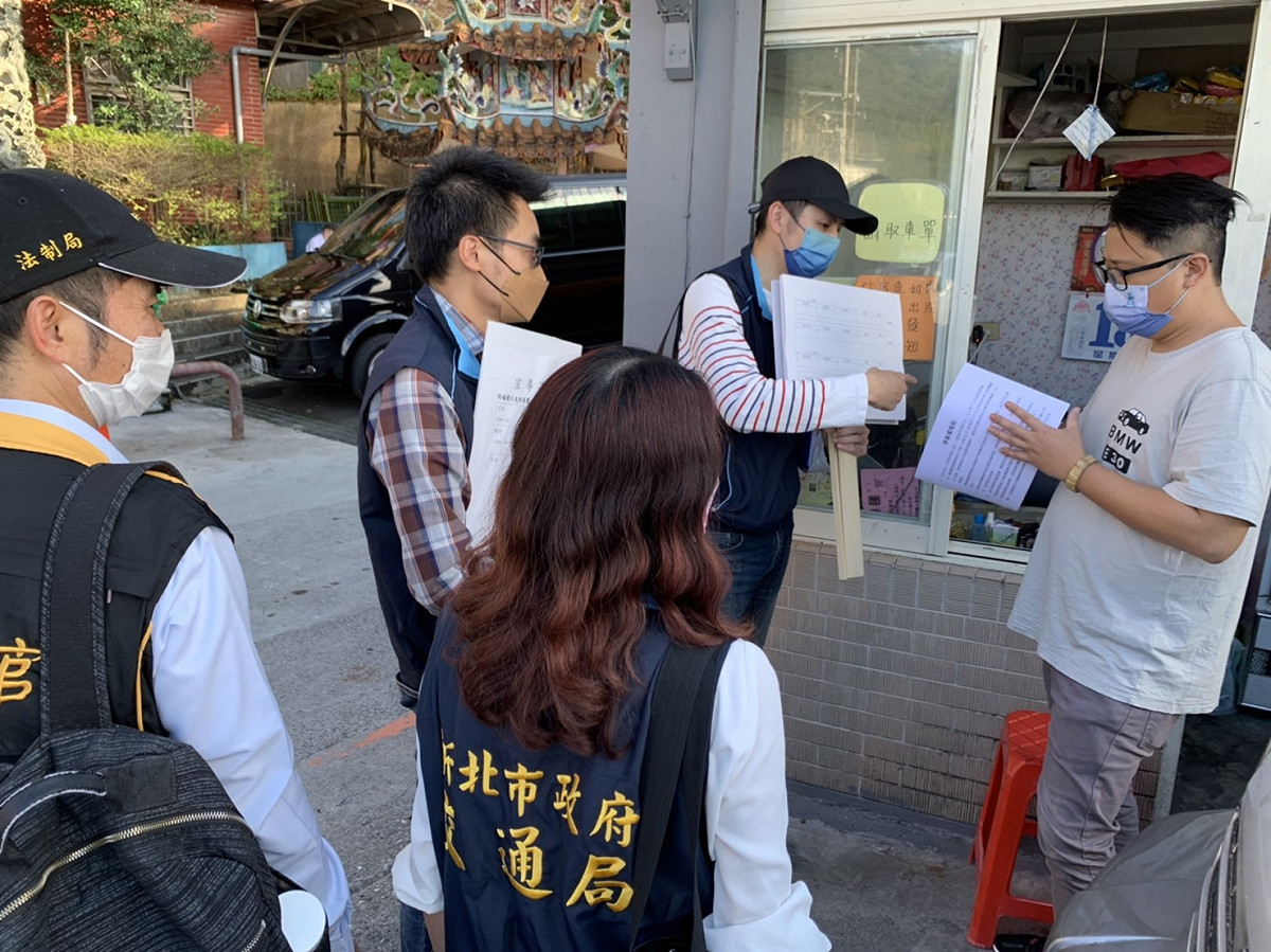 春節連假期間持續派員稽查，杜絕業者趁機哄抬停車費。 圖：新北市交通局提供