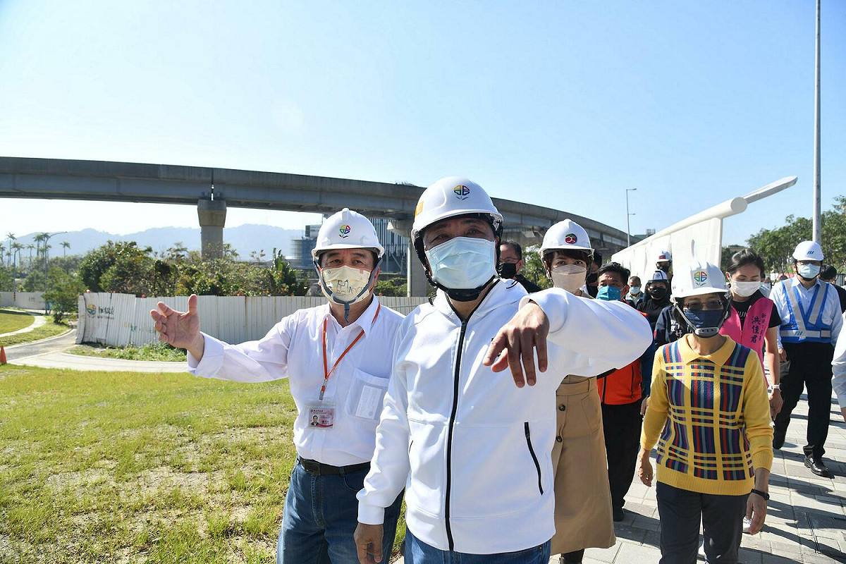 侯友宜在交通局長鍾鳴時陪同下視察公車轉運站，市府團隊特別推出731號公車，取「去三鶯」諧音，行經未來的新北市立美術館、陶瓷博物館、鶯歌老街、三鶯轉運站等，串連鶯歌地區數個重要觀光景點。 圖：新北市新聞局提供