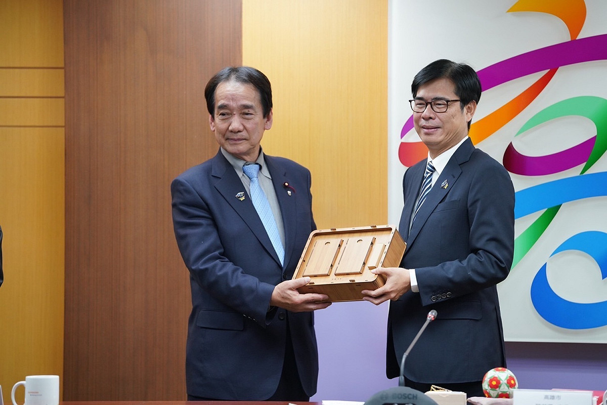 陳其邁(右)接近日本友人。 圖：高雄市政府行政暨國際處/提供