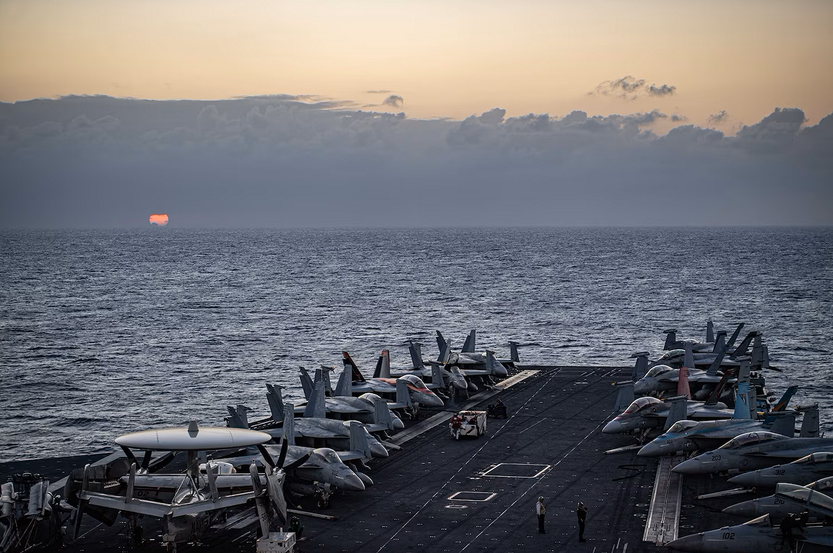 美國海軍「尼米茲級」核子動力航空母艦首艦「尼米茲號(CVN-68)」於12日巡弋南海。 圖：翻攝US Navy