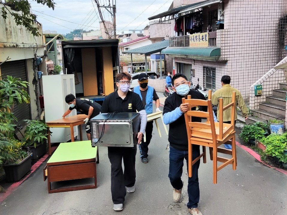 幸福小站團隊將二手物資搬運至媒合的家庭。 圖：新北市環保局／提供
