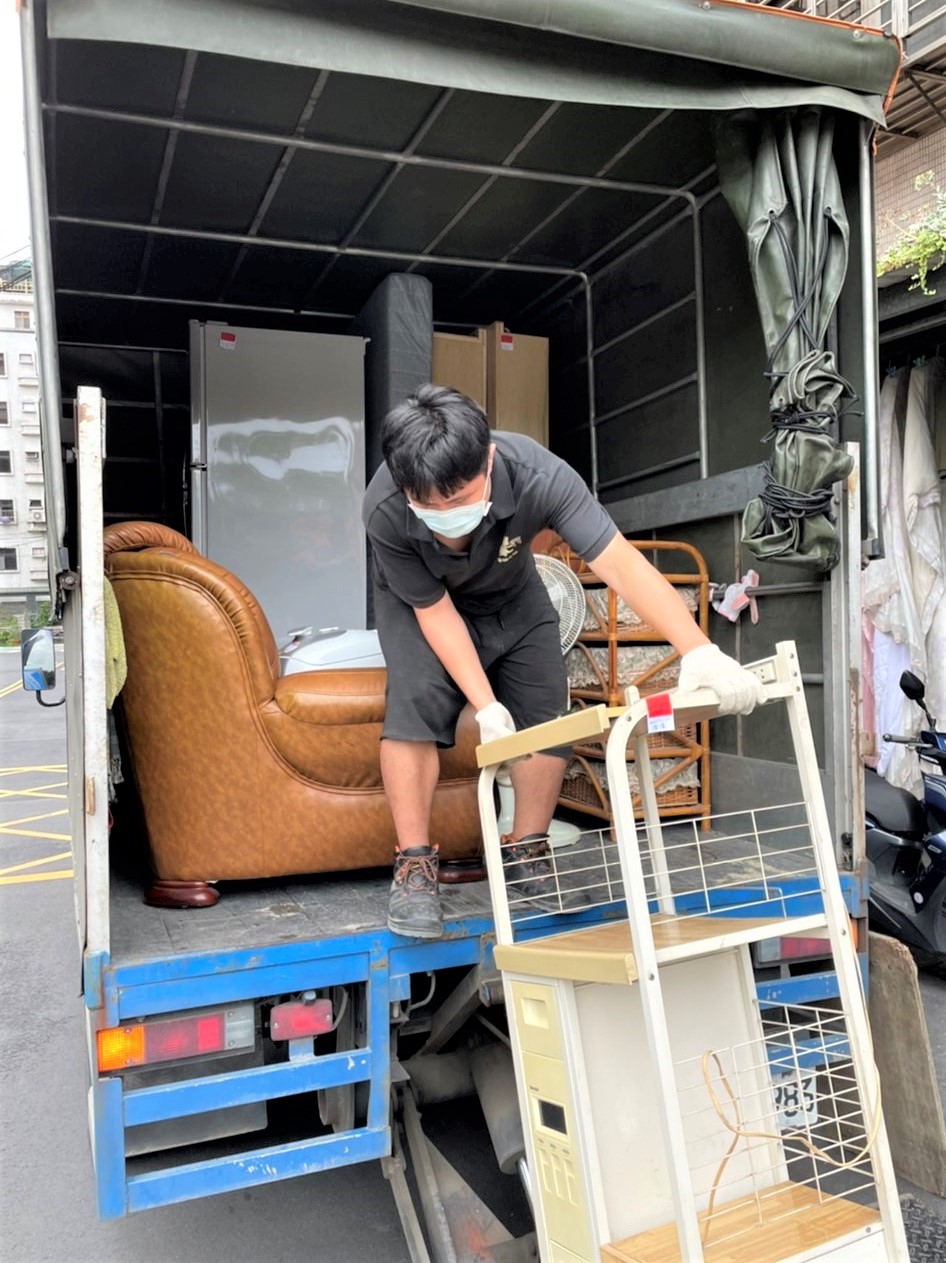 幸福小站團隊搬運二手家具及家電。 圖：新北市環保局／提供