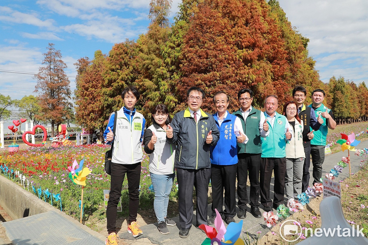 2023落羽松季「來稻六甲松鶴玩．悠遊浪漫落羽松」今日開幕，現場安排精彩表演活動，還有農特產市集、有獎徵答外，及免費DIY體驗，吸引許多民眾前來，台南市長黃偉哲也到場與民眾同歡、欣賞美景。 圖：黃博郎／攝