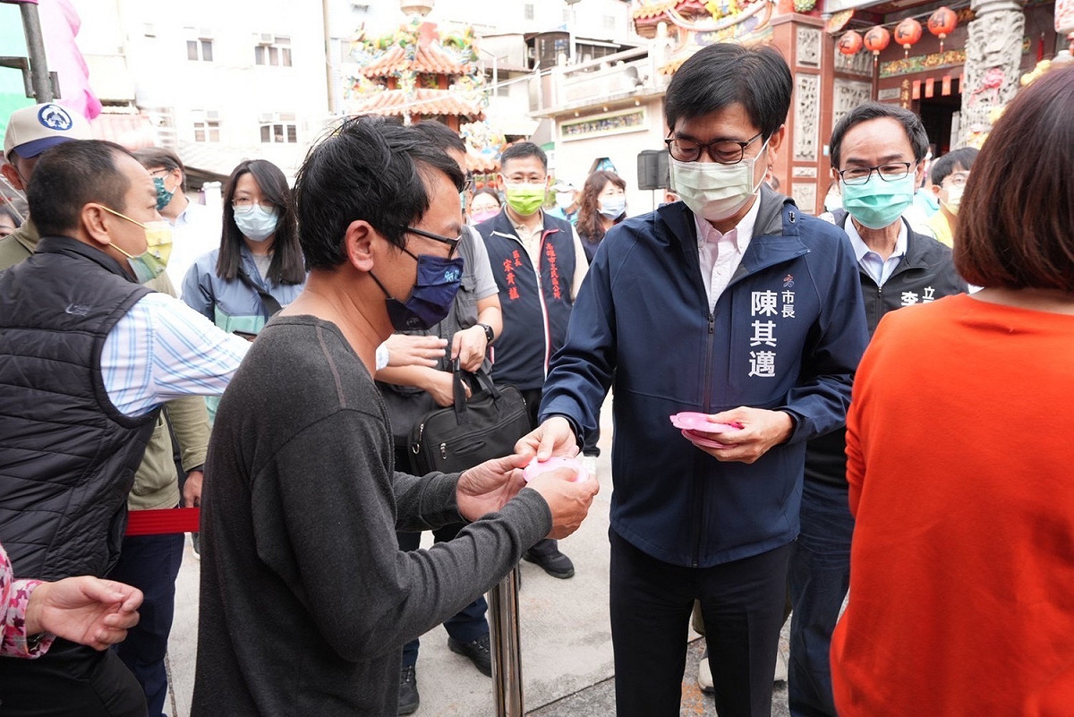陳其邁一天跑9行程發送兔年小紅包。 圖：高雄市政府/提供
