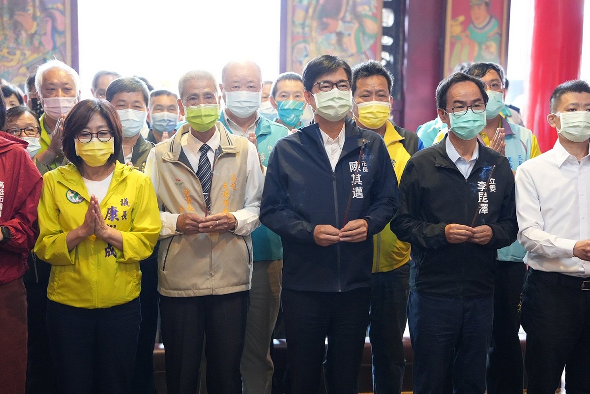 陳其邁連續到6家廟參香。 圖：高雄市政府/提供