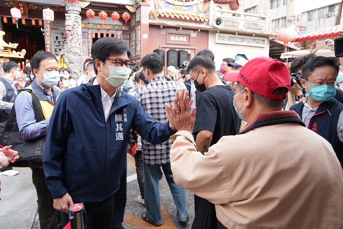 陳其邁和民眾擊掌加油打氣。 圖：高雄市政府/提供