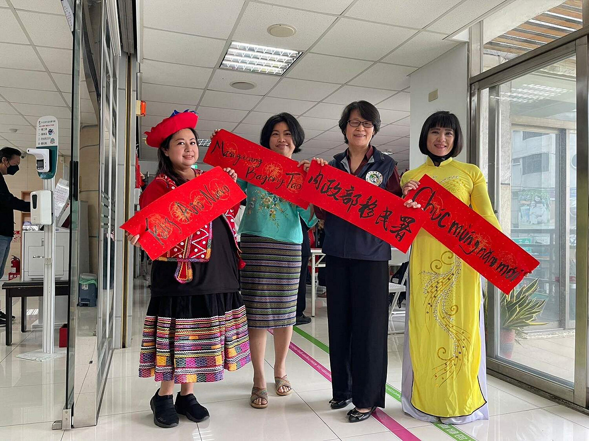 移民署等機關邀新住民用各自的母語揮毫寫春聯，呈現多元文化風情。 圖：移民署/提供