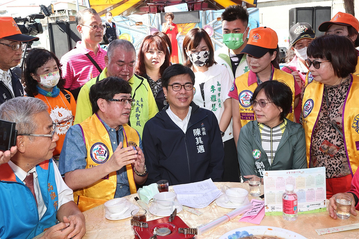 陳其邁(中)陪弱勢歲末圍爐。 圖：高雄市Abc獅子會/提供