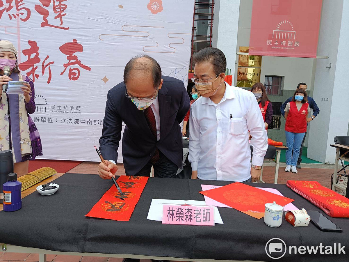 游錫堃為新春揮毫開筆，書法大林榮森在旁指導。 唐復年/攝