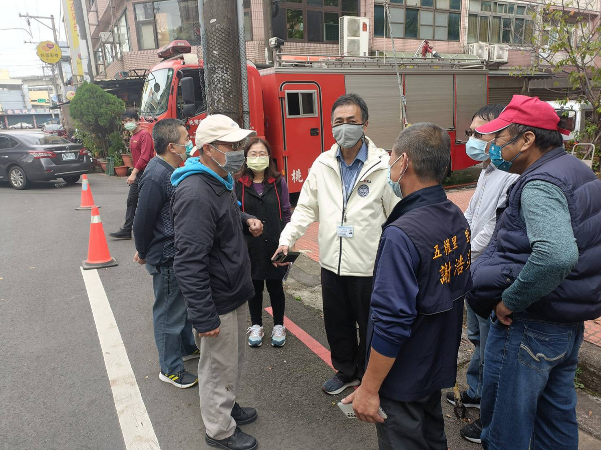 經發局長張誠前往中壢五權里了解當地停水情形。 圖：桃園市經發局／提供