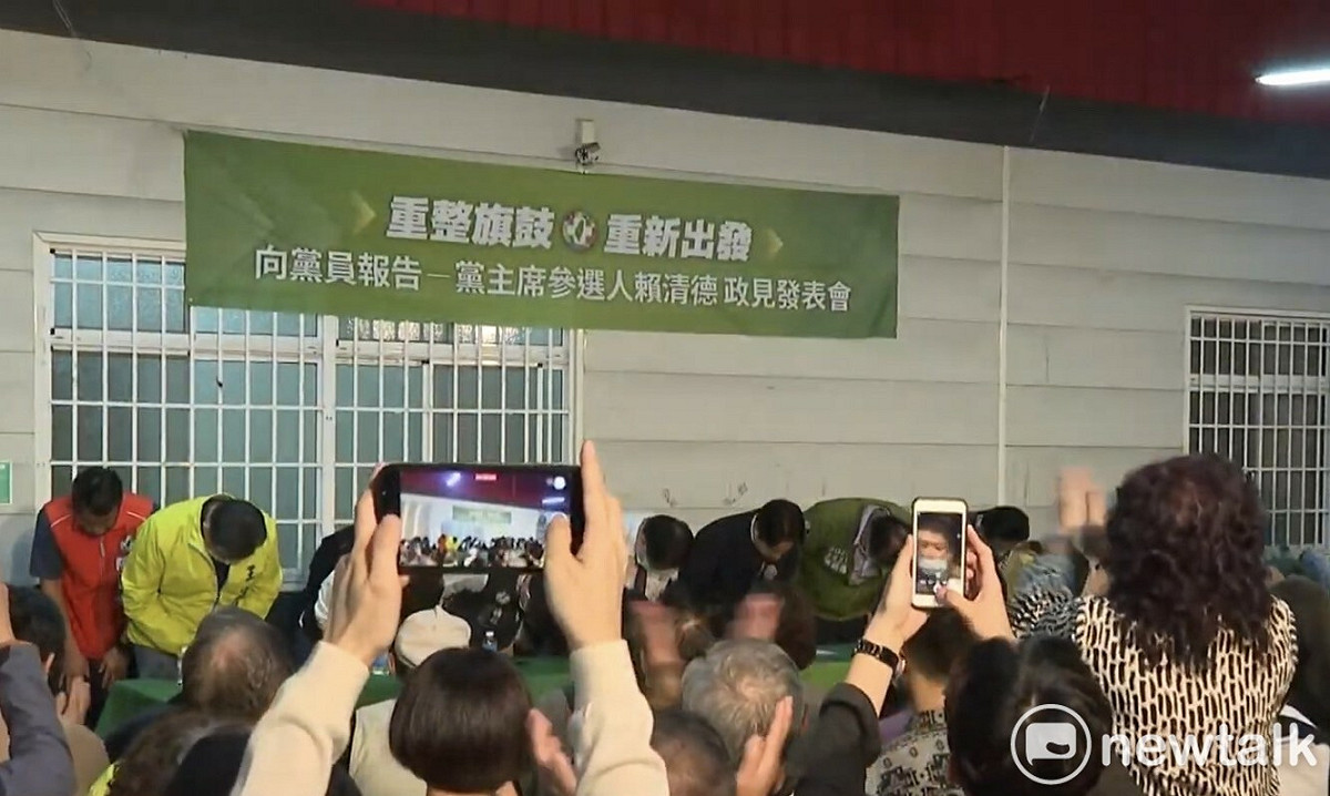 賴清德要求黃偉哲、6名立委及在場所有議員起身，並帶領大家深深鞠躬，向台南市民說抱歉。 圖：黃博郎／攝