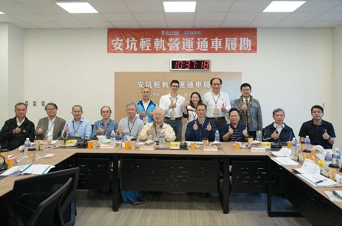 安坑輕軌履勘委員及新北捷運團隊大合照；新北市政府包括捷運局長李政安（後右二）、代理副局長鄭智銘（後左二）、專委曾國嵐（後左一）及新北捷運公司總經理吳國濟（後右一）、交通局副局長林麗珠（後中）等人都到場。 圖：新北市捷運局提供