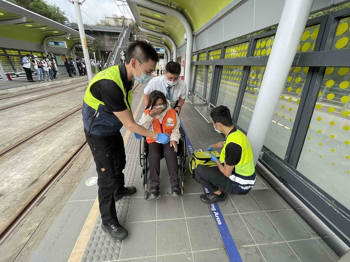 模擬演練緊急救護照片。 圖：新北市捷運局提供