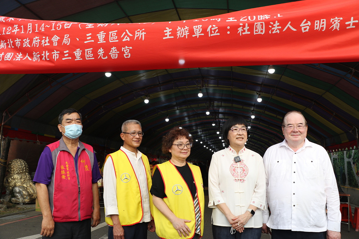 社會局長張錦麗（右2）盛讚先嗇宮董事長李乾龍（右1）在關懷獨居長輩之餘 也將觸角擴及街友左2、3為台明賓士董事長陳宗仁與擔任愛心滿杯公益協會理事長的太太李雯雯。 圖：新北市社會局提供