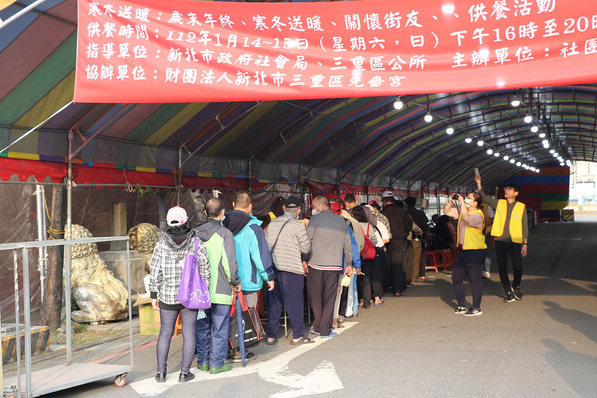 台明賓士愛心滿杯公益協會攜手先嗇宮連續14、15兩天為街友供餐。 圖：新北市社會局提供