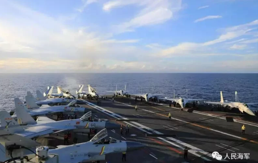 解放軍海軍公布山東艦航母與各型戰機在南海實戰化演訓影片和照片。圖為山東艦甲板上各型戰機。（人民海軍） 圖: 翻攝自陸媒人民海軍