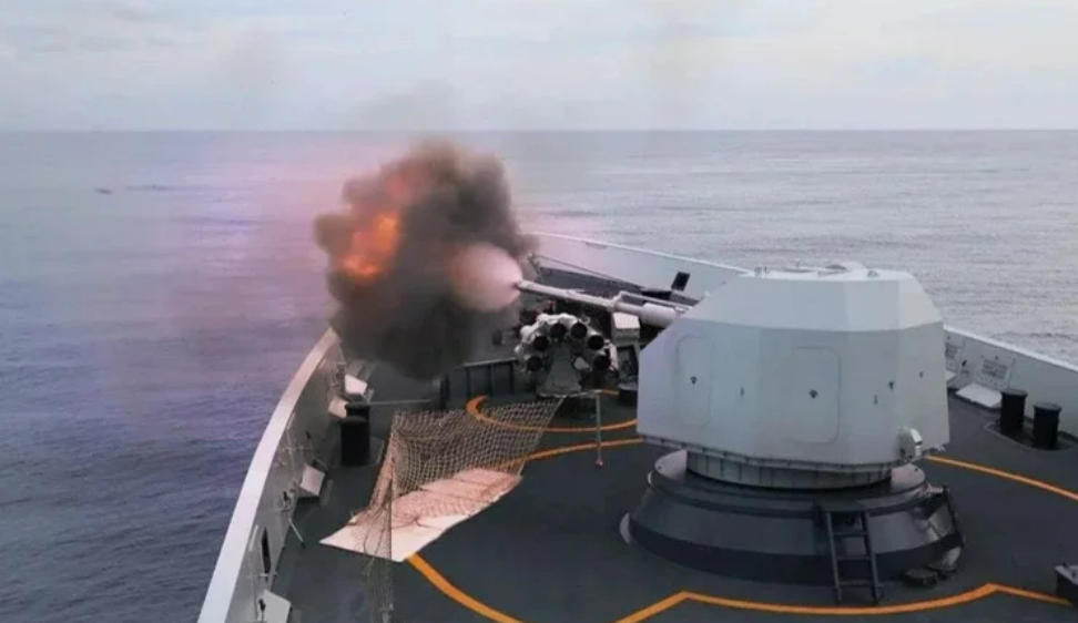 山東艦航母近日在南海實戰軍演，圖為參演艦的火炮射擊。 圖: 翻攝自陸媒人民海軍