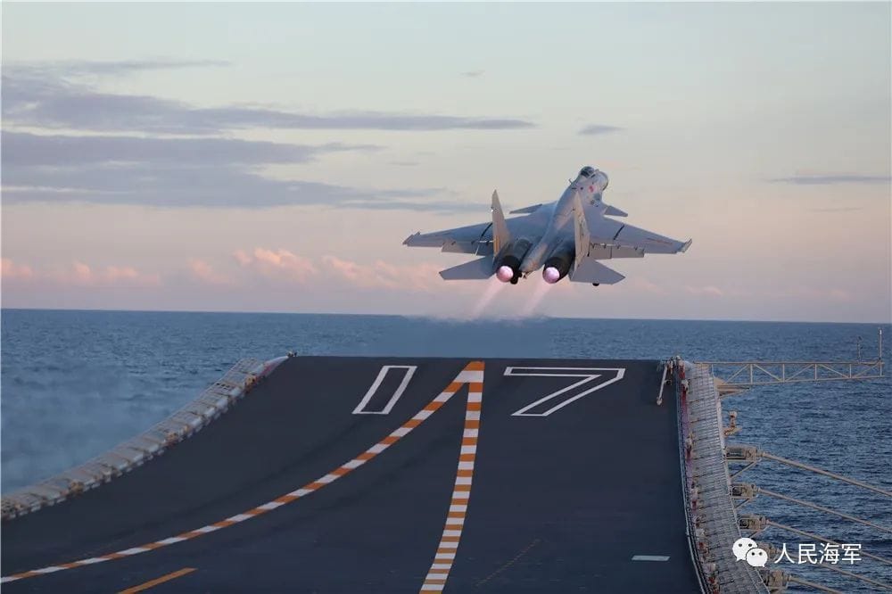 解放軍海軍公布山東艦航母與各型戰機在南海實戰化演訓照片。 圖: 翻攝自陸媒人民海軍