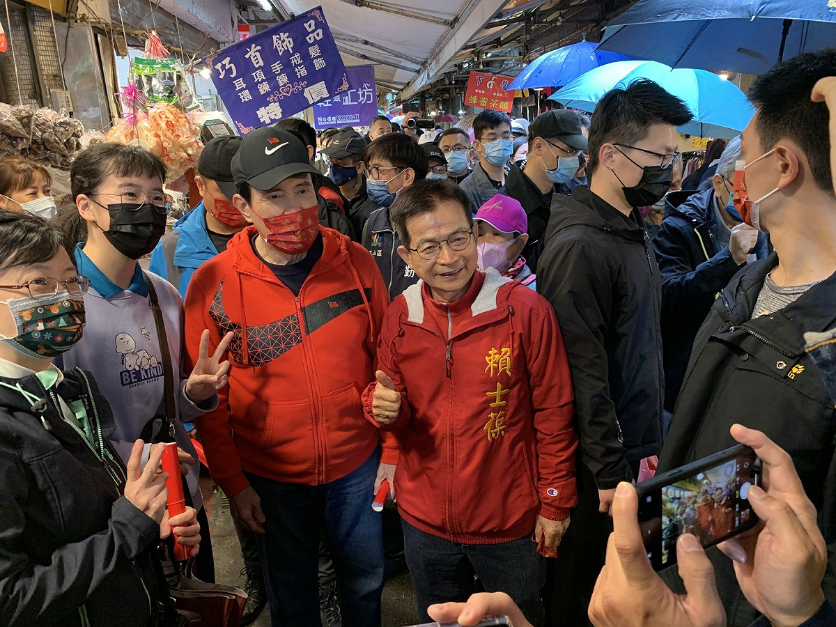 前總統馬英九今天由立委賴土葆陪同在木柵市場發春聯，對2024年藍營許多人士能夠表態出來參選表示都很高興。 圖：翻攝賴士葆臉書