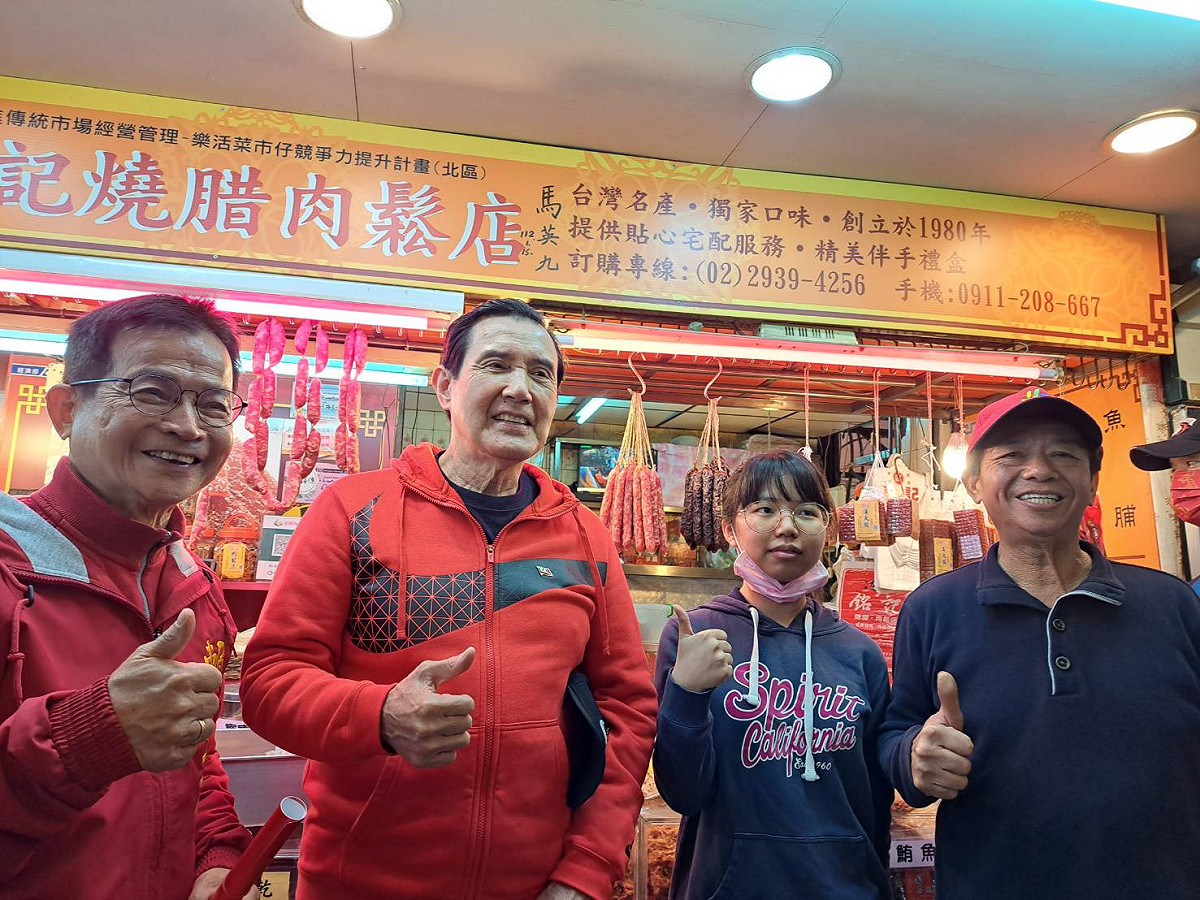 前總統馬英九今天由立委賴土葆陪同在木柵市場發春聯，對2024年藍營許多人士能夠表態出來參選表示都很高興。 圖：翻攝賴士葆臉書