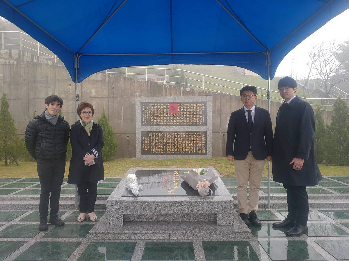 前總統李登輝二女兒李安妮與獨子賴緯綸（左一）及立委郭國文（右二）前往五指山李登輝墓園致意 圖：李登輝基金會提供