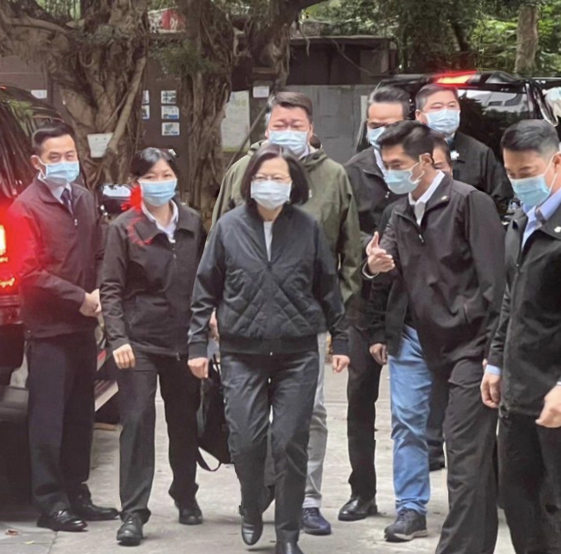 總統蔡英文上午在市黨部主委何博文等黨公職陪同下，前往戶籍地新北市永和區投票所投票。 圖：翻攝何博文臉書