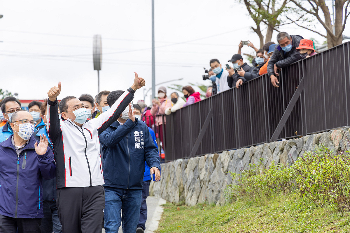 新北市中和區壽德滯洪池公園完工，侯友宜（中）、水利局長宋德仁（左）及市議員金瑞龍（右）等地方人士視察公園防洪工程及遊憩設施，開心的民眾熱情打招呼。 圖：新北市水利局提供
