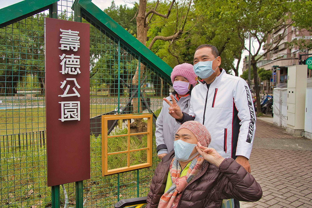 侯友宜表示，防災、減災成為市府團隊的首要目標，壽德滯洪池公園保留老樹區的眷村記憶，也增設共融式遊具。 圖：新北市水利局提供