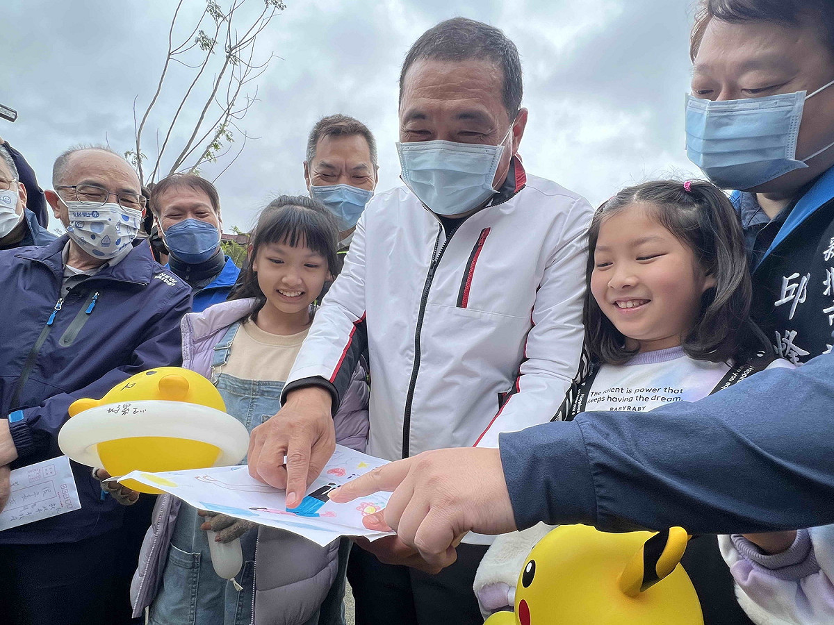 小朋友自己畫圖帶來送給侯友宜。 圖：新北市水利局提供