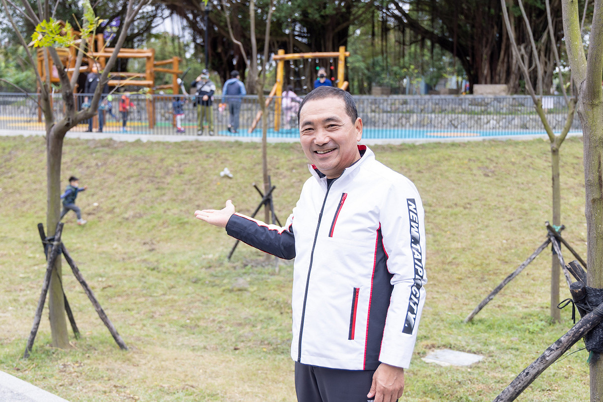 壽德公園進行公園優化並賦予其防洪功能，侯友宜上午前往視察。 圖：新北市水利局提供