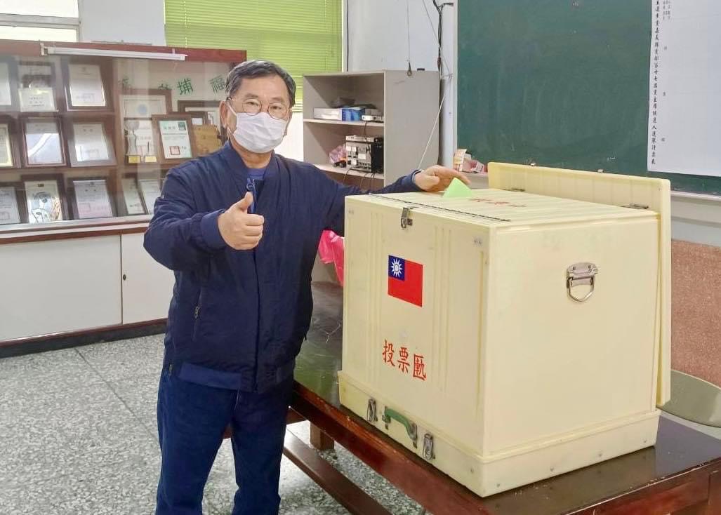 民進黨黨主席補選，立法委員陳明文投下神聖的一票。 圖：民進黨嘉義縣黨部/提供