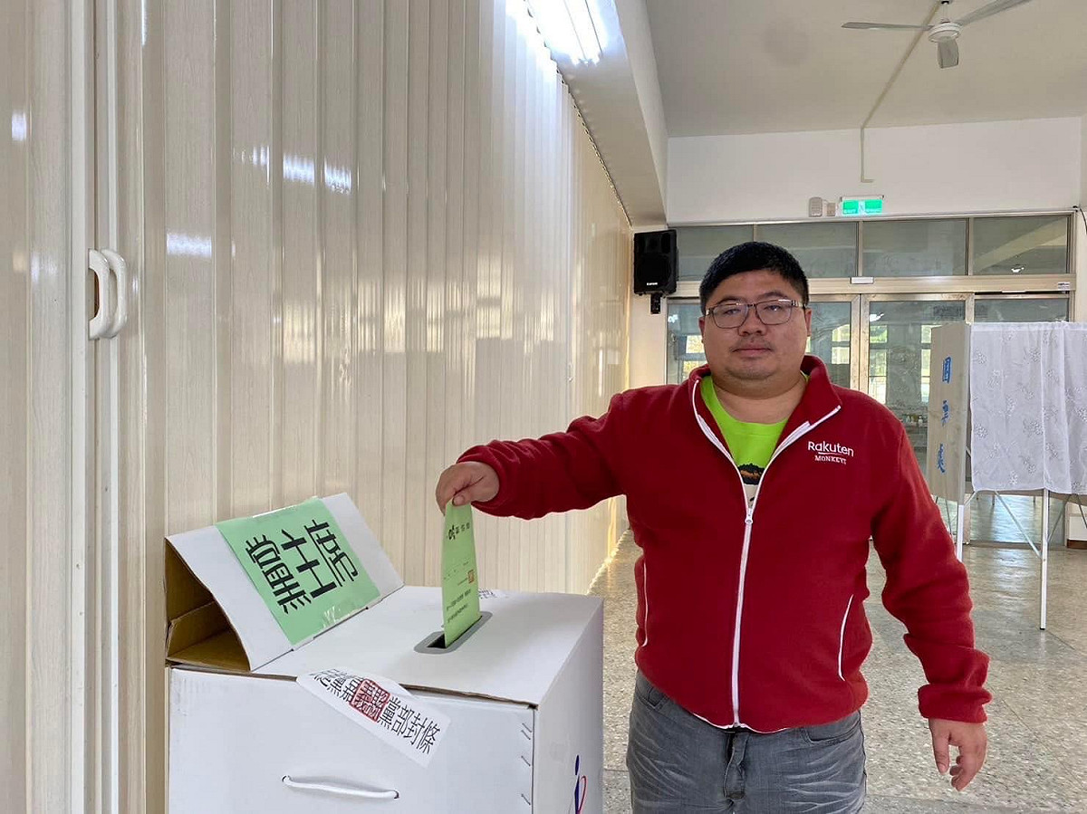 民進黨黨主席補選，立法委員蔡易餘投下神聖的一票。 圖：民進黨嘉義縣黨部/提供