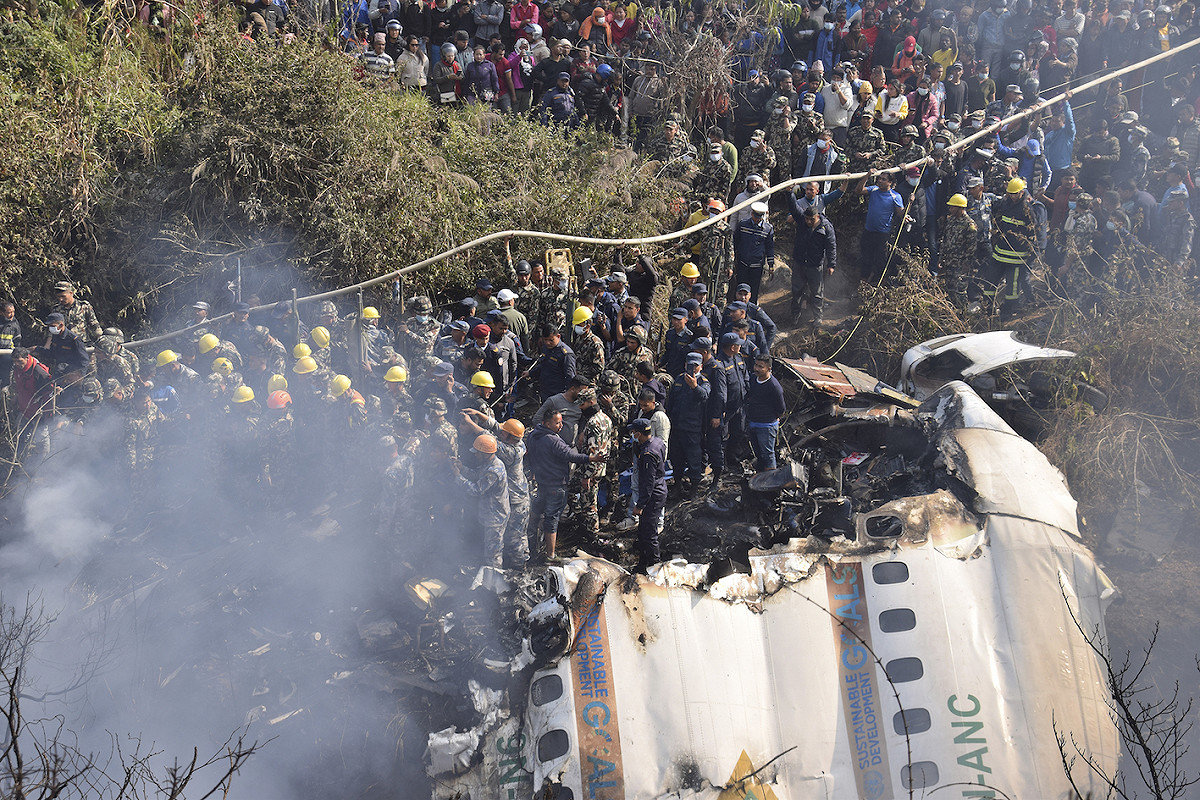 尼泊爾雪人航空一架客機15日墜毀，現場冒濃濃黑煙。 圖：美聯社/達志影像