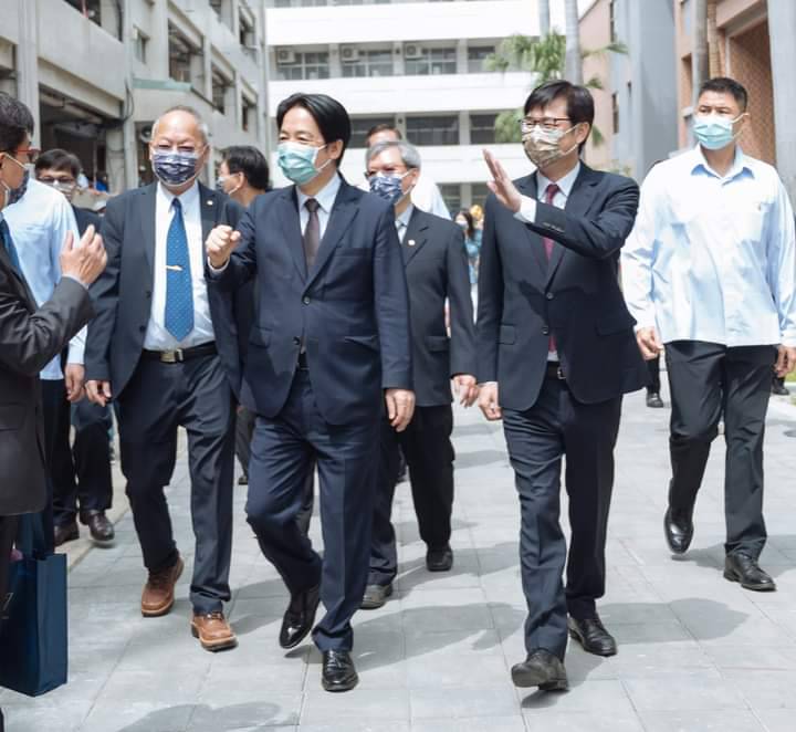 副總統賴清德（右二）15日成功當選民進黨主席，極有可能成為民進黨推出的總統候選人。 圖：翻攝陳其邁臉書