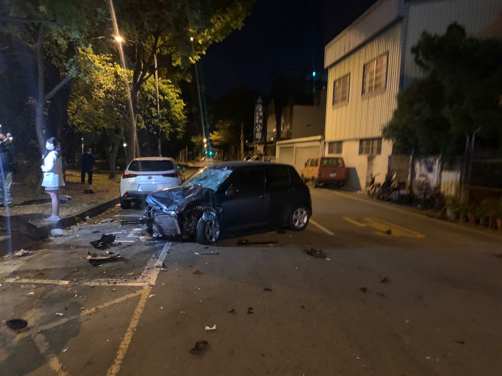 台中15日晚間發生死亡車禍，1輛轎車闖紅燈撞上2輛機車後，肇事駕駛棄車逃逸。 圖：警方提供