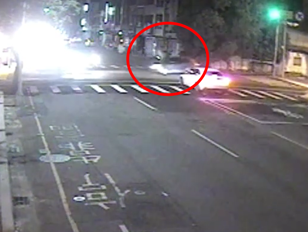 台中15日晚間發生死亡車禍，1輛轎車闖紅燈撞上2輛機車後，肇事駕駛棄車逃逸。 圖：警方提供
