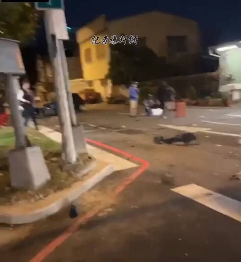 台中15日晚間發生死亡車禍，1輛轎車闖紅燈撞上2輛機車後，肇事駕駛棄車逃逸。 圖：翻攝記者爆料網