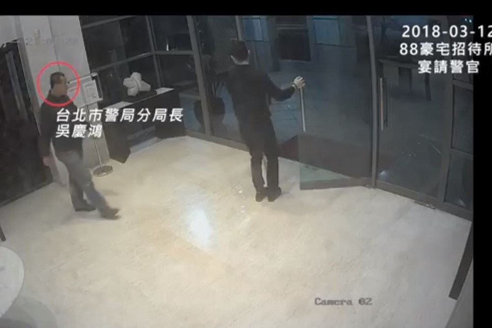 「88豪宅招待所」宴請刑事警察局高階警官，現任台北市警局士林分局長吳慶鴻也在內。 圖：台灣公益揭弊暨吹哨者保護協會臉書 （資料照）