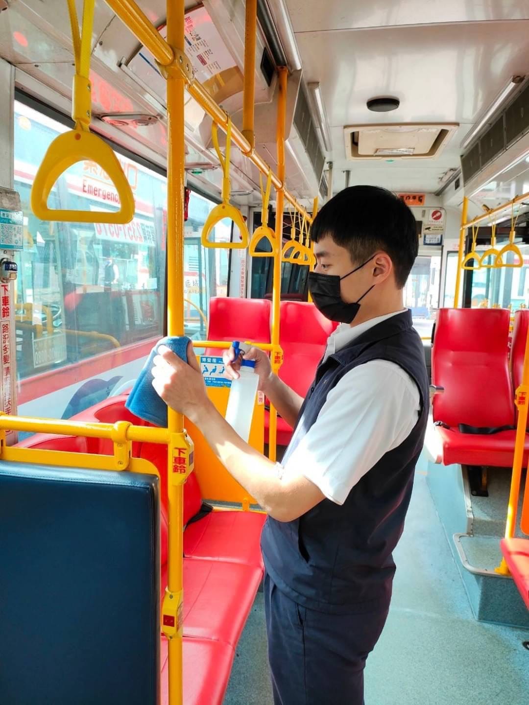 公車加強防疫清消。 圖：新北市交通局提供