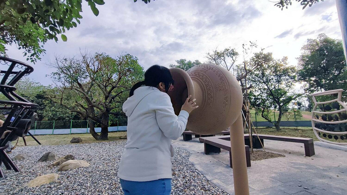 八里十三行文化公園周邊改善-陶罐造型傳聲裝置。 圖：新北市高灘處提供